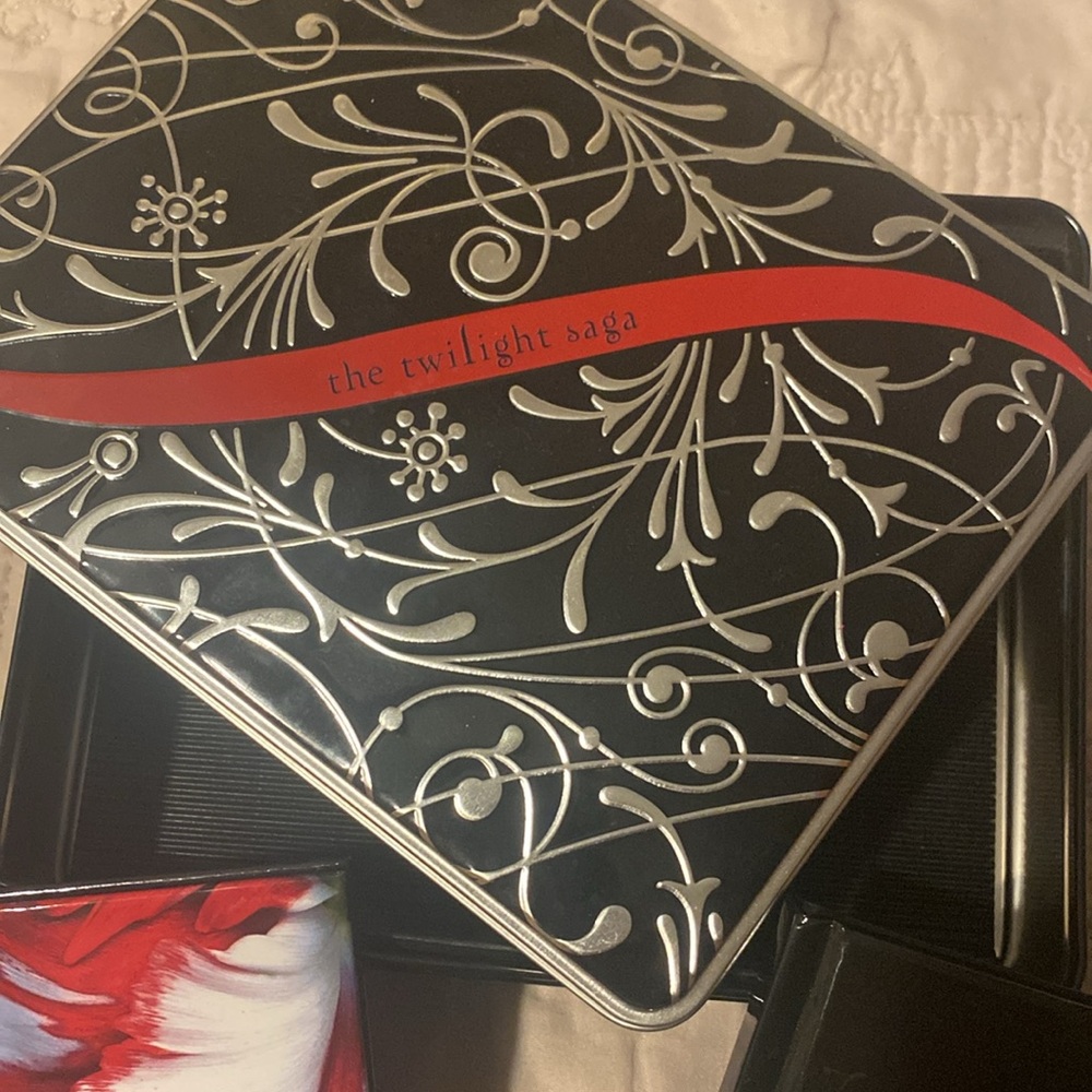The Twilight Saga Hardcover Journals (2 of 4) in Keepsake Tin - Picture 7 of 7